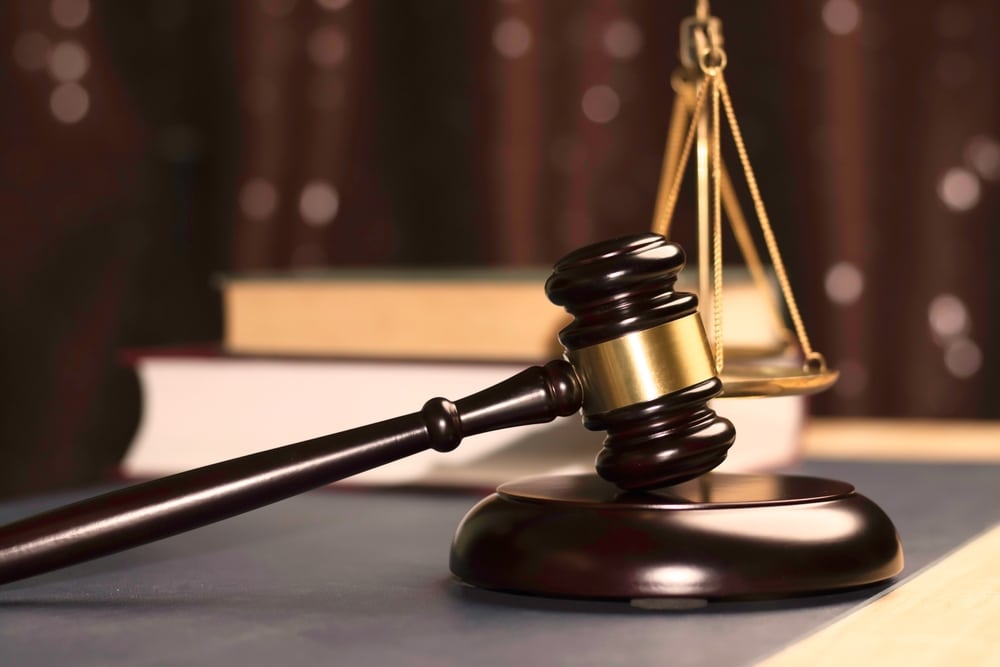 Judge’s gavel and legal scales representing Cartiva implant lawsuit proceedings.